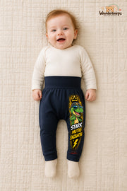 Stark mutig einzigartig – Dino mit Persönlichkeit – Babyhose für Mädchen: Navy mit Dino-Druck am Hosenbein – Wunderknirps.
