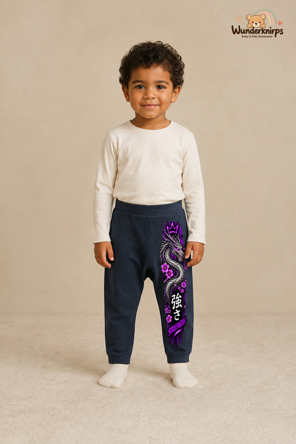 Drachenmotiv Alltagsheld – Strength – Babyhose für Jungen: Navy mit Drachenmotiv-Druck am Hosenbein – Wunderknirps.
