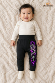 Drachenmotiv Alltagsheld – Strength – Babyhose für Jungen: Schwarz mit Drachenmotiv-Druck am Hosenbein – Wunderknirps.