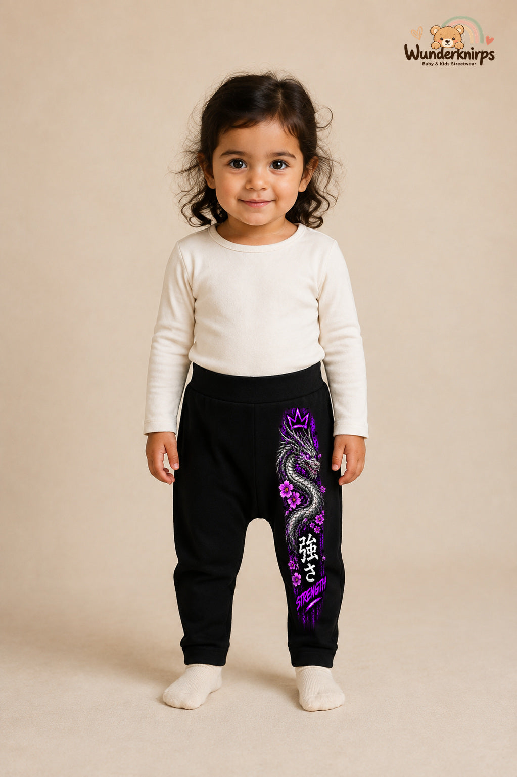 Drachenmotiv Traumlook – Strength – Babyhose für Mädchen: Schwarz mit Drachenmotiv-Druck am Hosenbein – Wunderknirps.