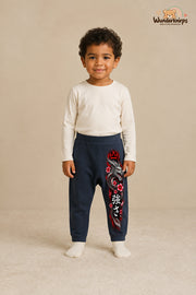 Drachenmotiv Alltagsheld – Drachenmotiv Statement – Babyhose für Jungen: Navy mit Drachenmotiv-Druck am Hosenbein – Wunderknirps.