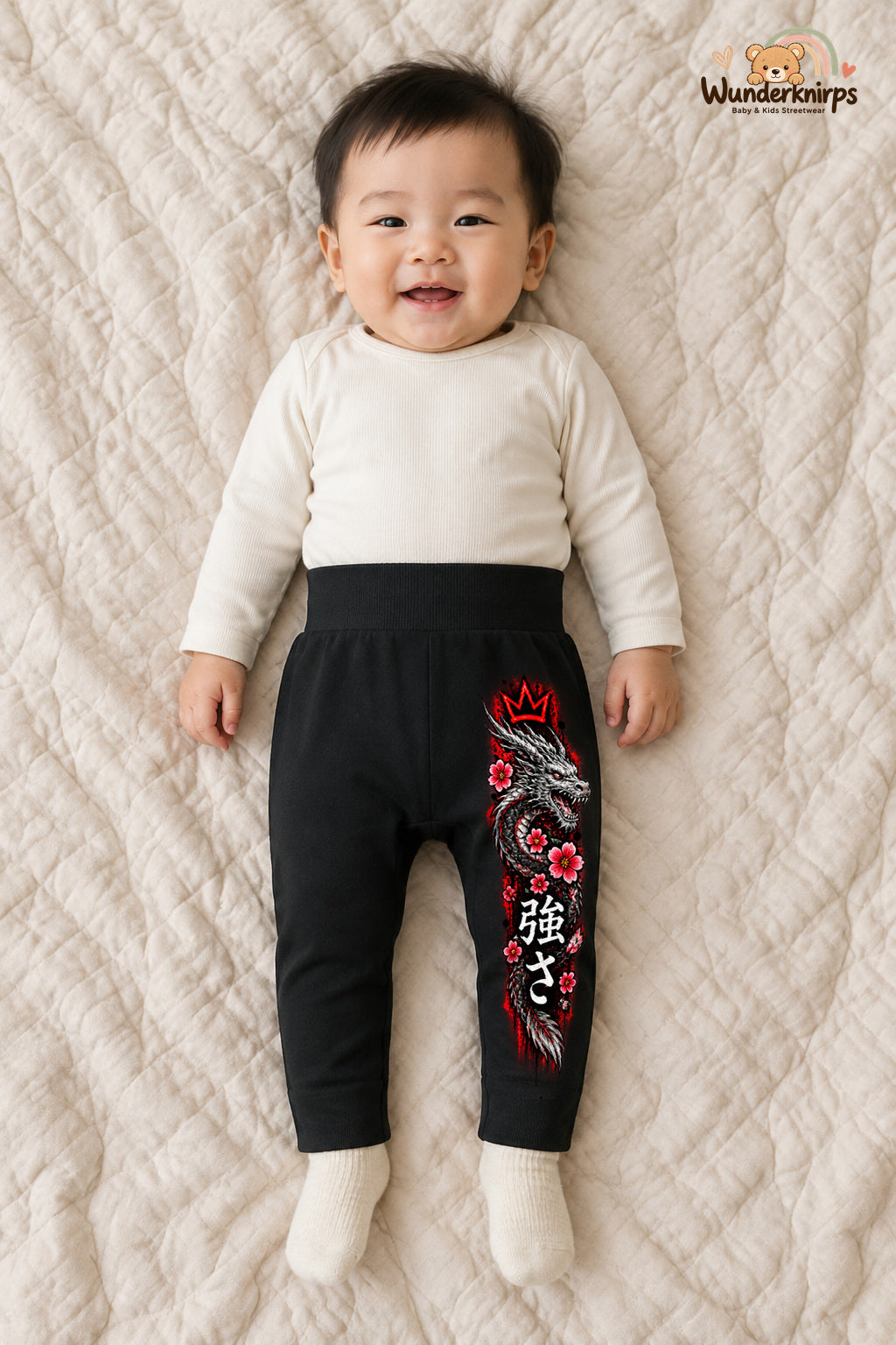 Drachenmotiv Alltagsheld – Drachenmotiv Statement – Babyhose für Jungen: Schwarz mit Drachenmotiv-Druck am Hosenbein – Wunderknirps.