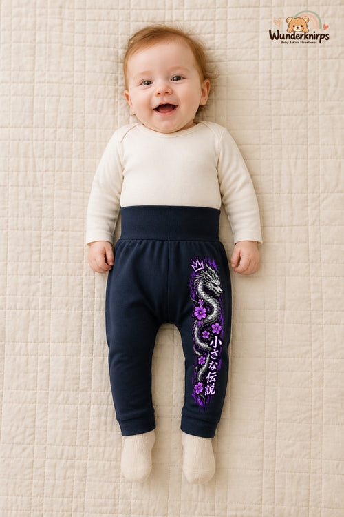 Drachenmotiv Lieblingslook – Drachenmotiv Statement – Babyhose für Mädchen: Navy mit Drachenmotiv-Druck am Hosenbein – Wunderknirps.