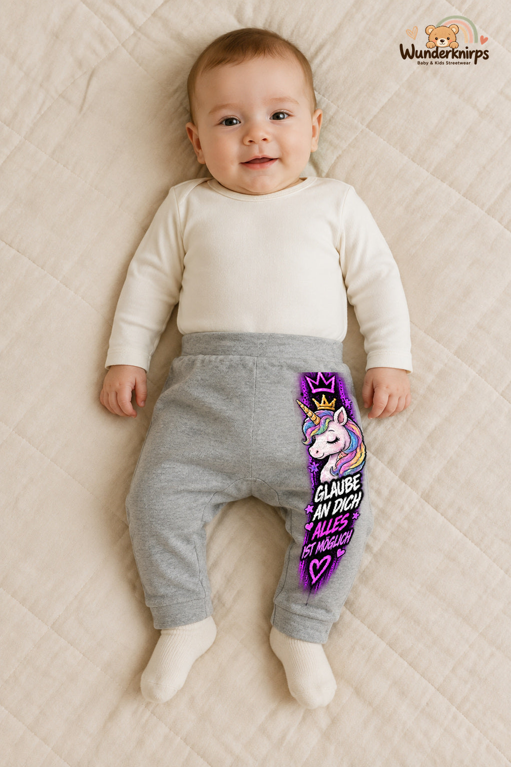 Glaube an dich alles ist möglich – Babyhose mit dem Motiv Einhorn – für Jungen: Grau meliert mit Einhorn-Druck am Hosenbein – Wunderknirps.