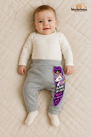 Glaube an dich alles ist möglich – Babyhose mit dem Motiv Einhorn – für Jungen: Grau meliert mit Einhorn-Druck am Hosenbein – Wunderknirps.