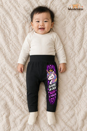 Glaube an dich alles ist möglich – Babyhose mit dem Motiv Einhorn – für Jungen: Schwarz mit Einhorn-Druck am Hosenbein – Wunderknirps.