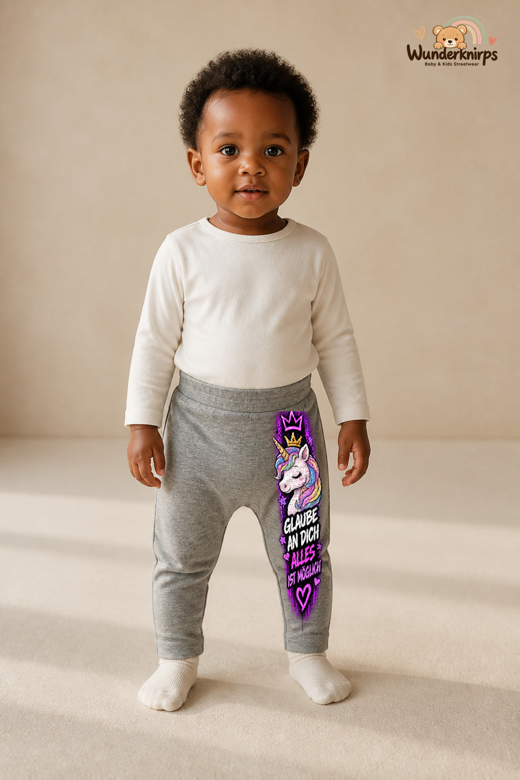 Einhorn Lieblingslook – Glaube an dich alles ist möglich – Babyhose für Mädchen: Grau meliert mit Einhorn-Druck am Hosenbein – Wunderknirps.