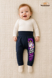 Einhorn Lieblingslook – Glaube an dich alles ist möglich – Babyhose für Mädchen: Navy mit Einhorn-Druck am Hosenbein – Wunderknirps.