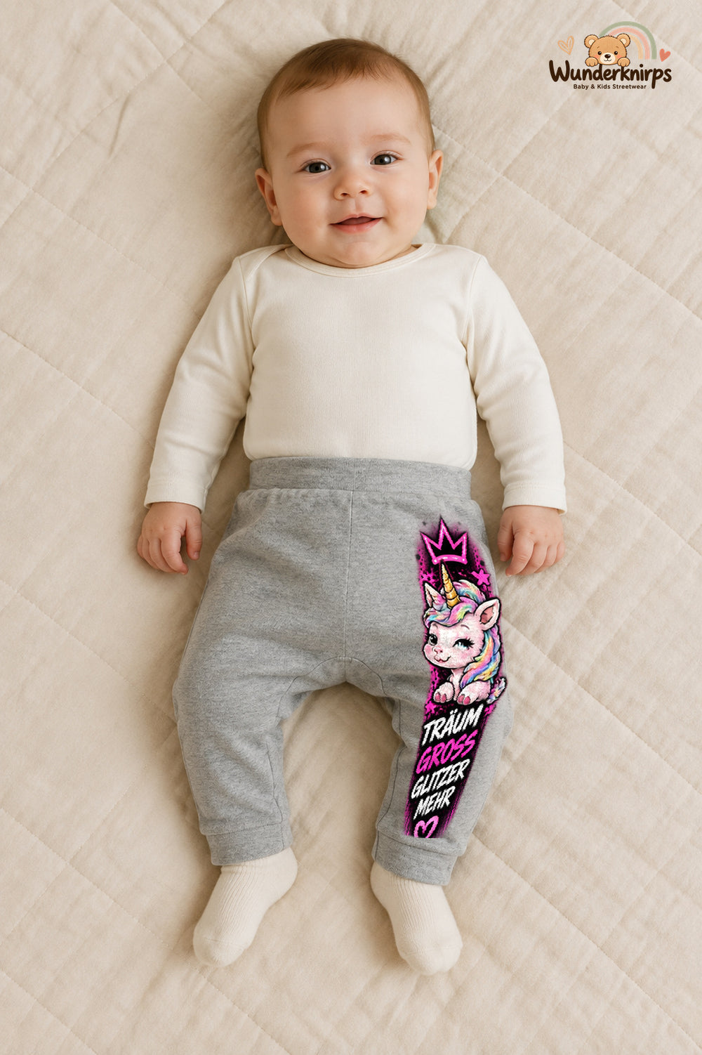 Einhorn Streetstyle – Träum groß glitzer mehr – Babyhose für Jungen: Grau meliert mit Einhorn-Druck am Hosenbein – Wunderknirps.