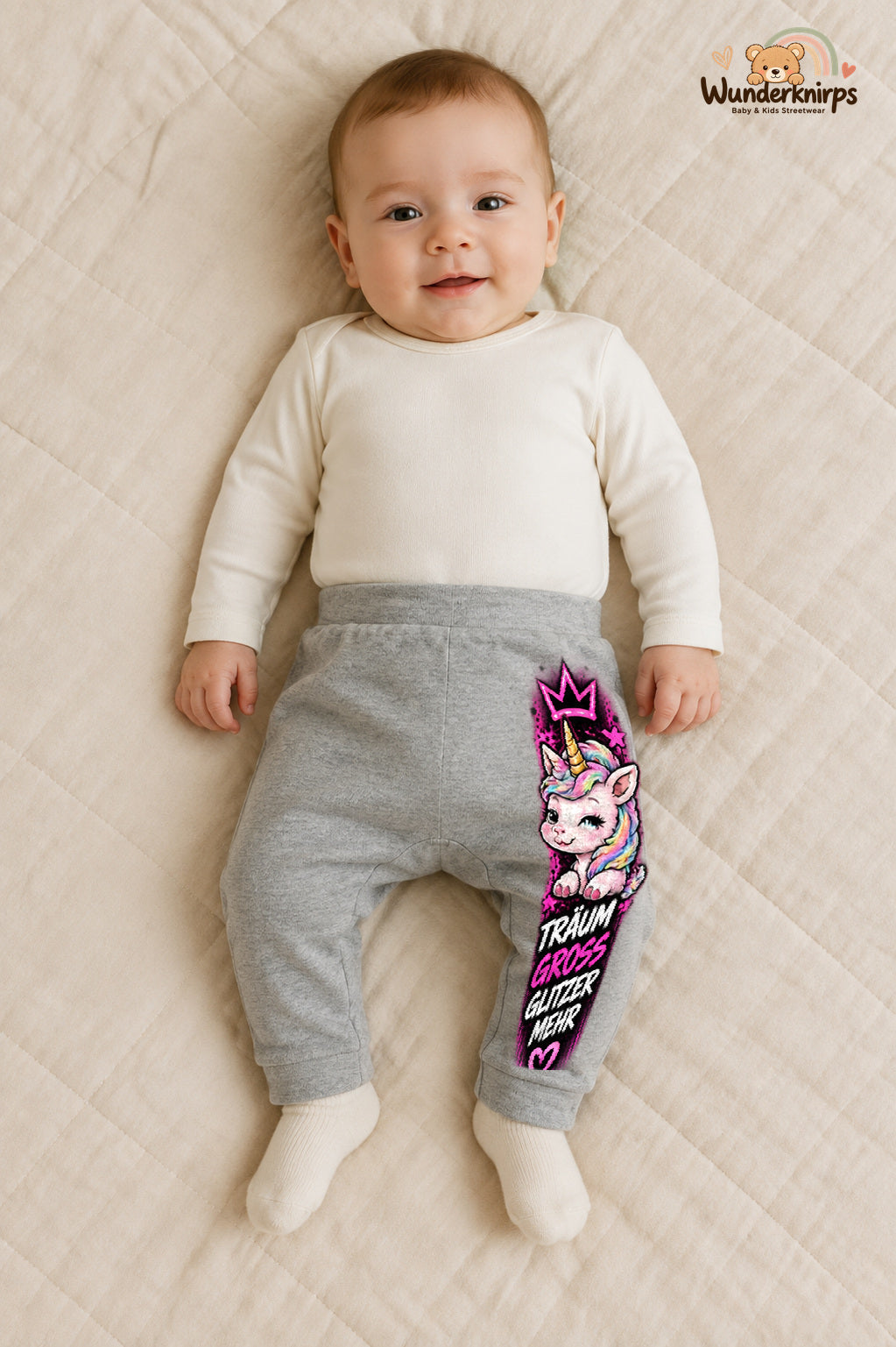 Einhorn Streetstyle – Träum groß glitzer mehr – Babyhose für Jungen: Grau meliert mit Einhorn-Druck am Hosenbein – Wunderknirps.