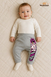 Einhorn Streetstyle – Träum groß glitzer mehr – Babyhose für Jungen: Grau meliert mit Einhorn-Druck am Hosenbein – Wunderknirps.