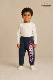 Einhorn Streetstyle – Träum groß glitzer mehr – Babyhose für Jungen: Navy mit Einhorn-Druck am Hosenbein – Wunderknirps.
