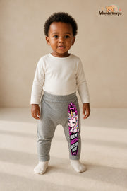 Kleine Weltentdeckerin: Träum groß glitzer mehr – Babyhose für Mädchen: Grau meliert mit Einhorn-Druck am Hosenbein – Wunderknirps.