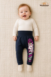 Kleine Weltentdeckerin: Träum groß glitzer mehr – Babyhose für Mädchen: Navy mit Einhorn-Druck am Hosenbein – Wunderknirps.
