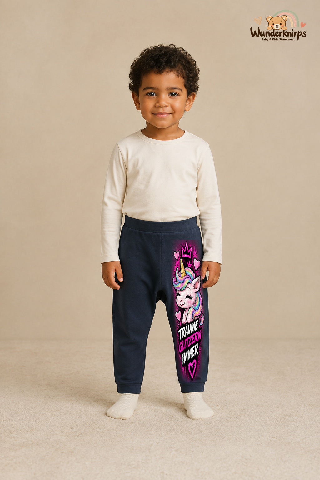 Einhorn Alltagsheld – Träume glitzern immer – Babyhose für Jungen: Navy mit Einhorn-Druck am Hosenbein – Wunderknirps.