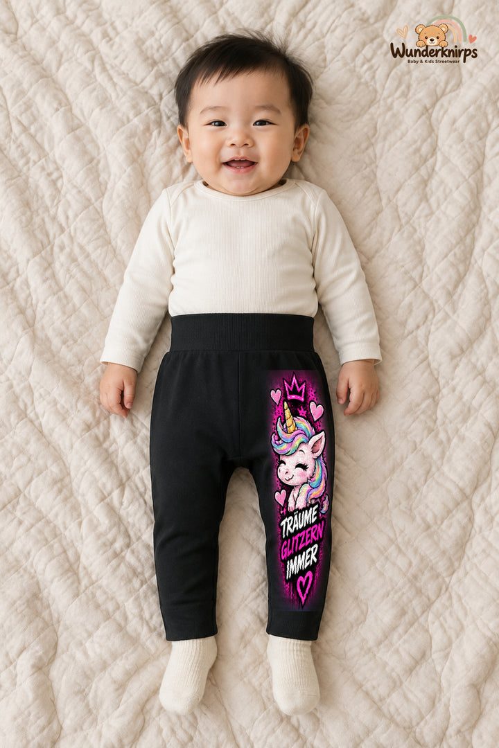 Einhorn Alltagsheld – Träume glitzern immer – Babyhose für Jungen: Schwarz mit Einhorn-Druck am Hosenbein – Wunderknirps.