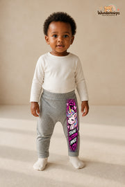 Einhorn Traumlook – Träume glitzern immer – Babyhose für Mädchen: Grau meliert mit Einhorn-Druck am Hosenbein – Wunderknirps.