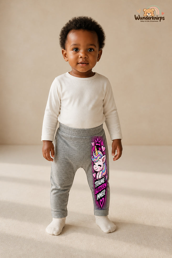 Einhorn Traumlook – Träume glitzern immer – Babyhose für Mädchen: Grau meliert mit Einhorn-Druck am Hosenbein – Wunderknirps.