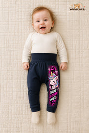 Einhorn Traumlook – Träume glitzern immer – Babyhose für Mädchen: Navy mit Einhorn-Druck am Hosenbein – Wunderknirps.