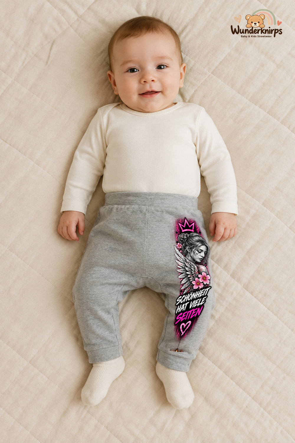 Schönheit hat viele seiten: Engel für kleine Entdecker – Babyhose für Jungen: Grau meliert mit Engel-Druck am Hosenbein – Wunderknirps.