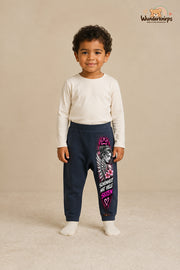 Schönheit hat viele seiten: Engel für kleine Entdecker – Babyhose für Jungen: Navy mit Engel-Druck am Hosenbein – Wunderknirps.