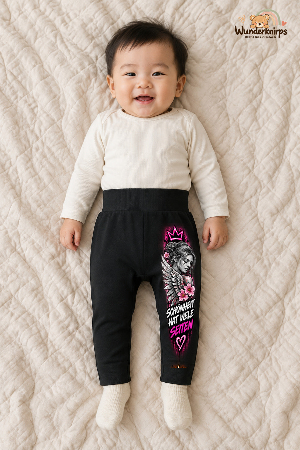Schönheit hat viele seiten: Engel für kleine Entdecker – Babyhose für Jungen: Schwarz mit Engel-Druck am Hosenbein – Wunderknirps.
