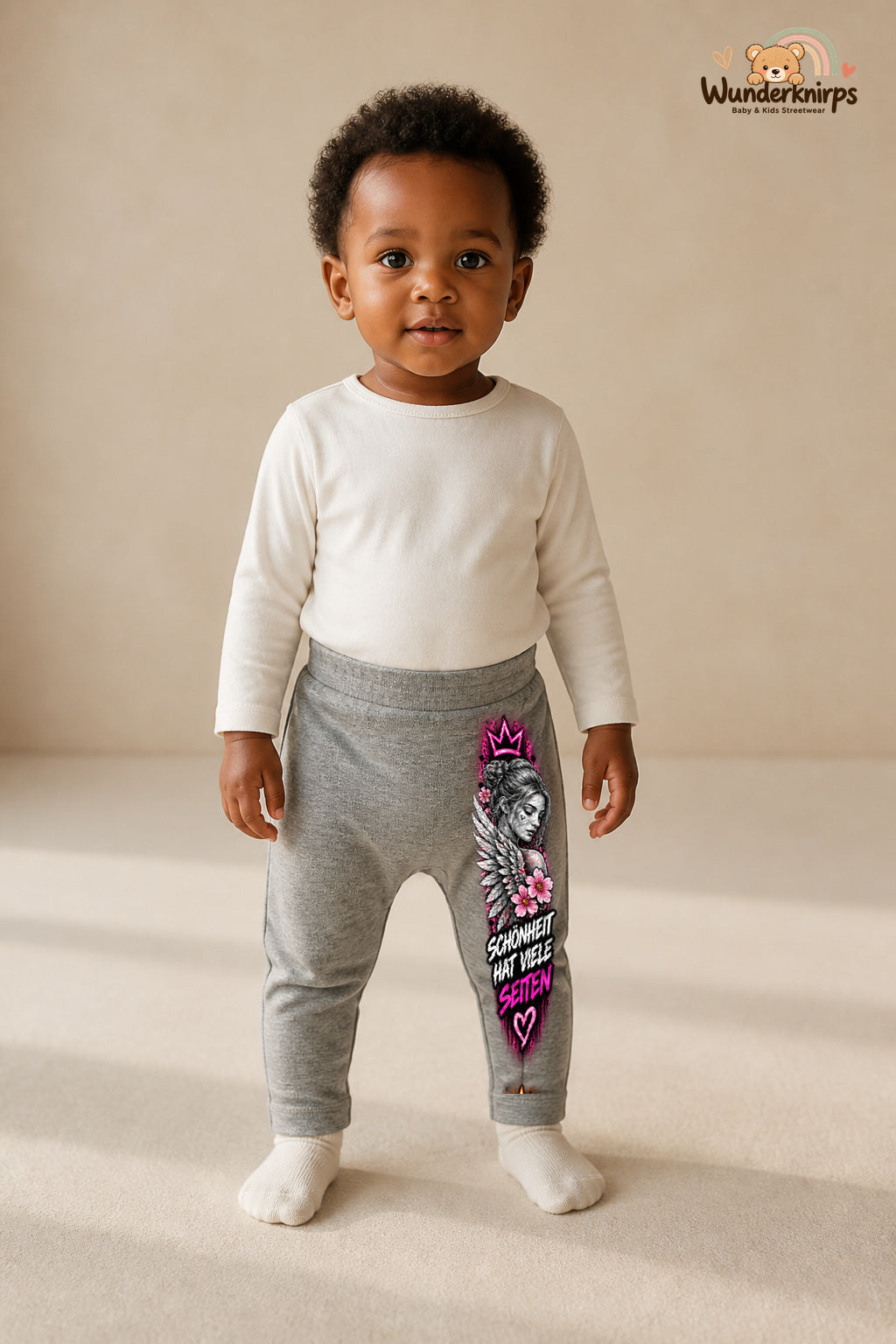 Schönheit hat viele seiten – Engel mit Persönlichkeit – Babyhose für Mädchen: Grau meliert mit Engel-Druck am Hosenbein – Wunderknirps.