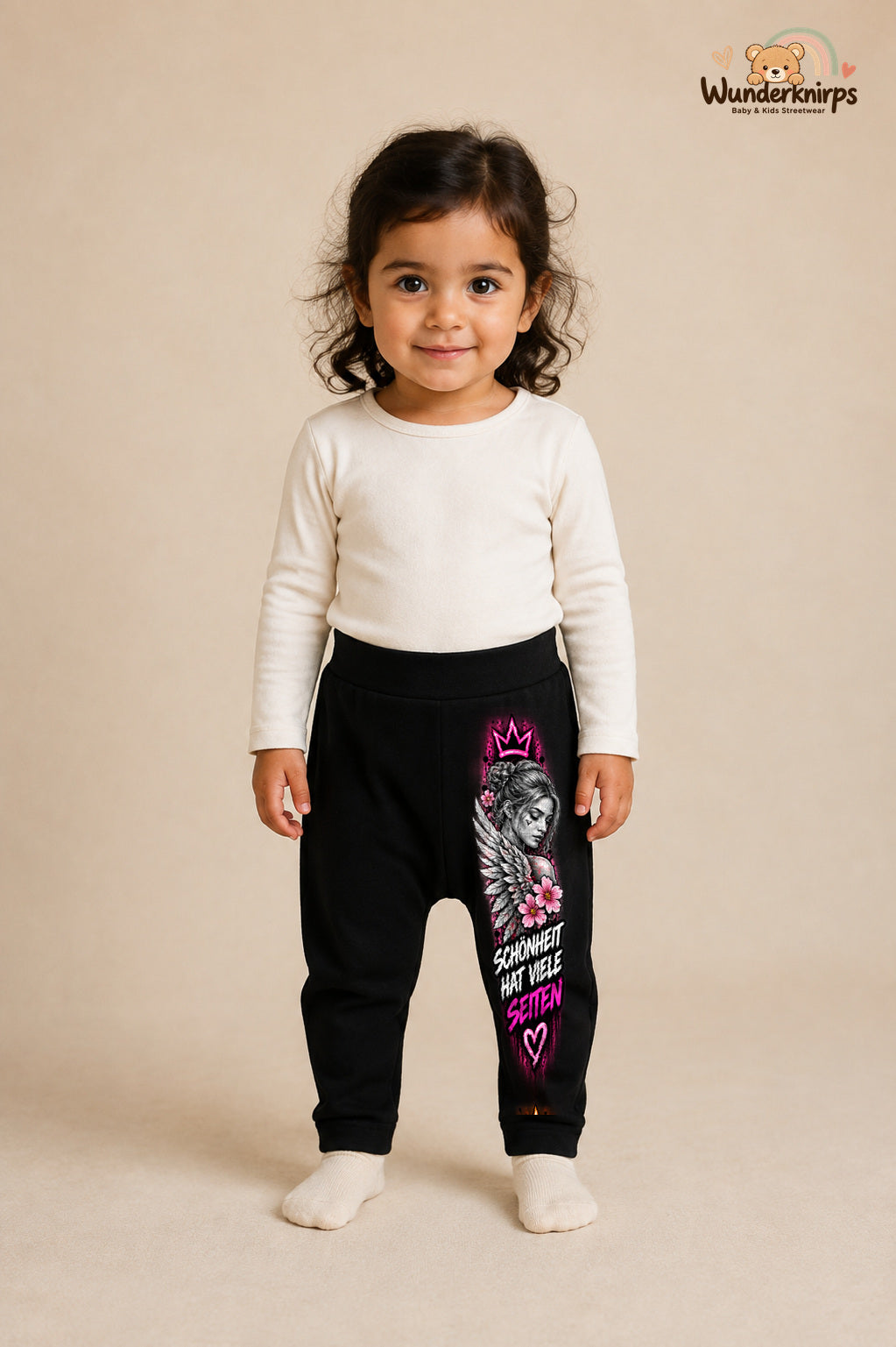 Schönheit hat viele seiten – Engel mit Persönlichkeit – Babyhose für Mädchen: Schwarz mit Engel-Druck am Hosenbein – Wunderknirps.