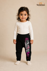Schönheit hat viele seiten – Engel mit Persönlichkeit – Babyhose für Mädchen: Schwarz mit Engel-Druck am Hosenbein – Wunderknirps.