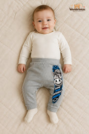 Engel Streetstyle – Same soul different universe – Babyhose für Jungen: Grau meliert mit Engel-Druck am Hosenbein – Wunderknirps.