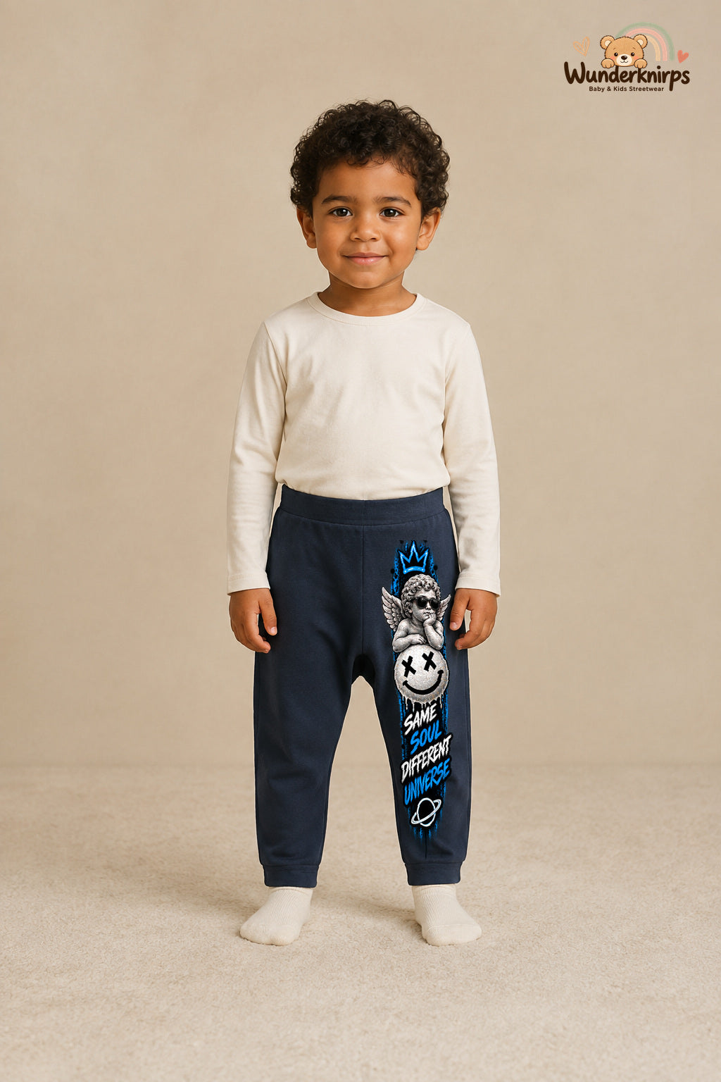 Engel Streetstyle – Same soul different universe – Babyhose für Jungen: Navy mit Engel-Druck am Hosenbein – Wunderknirps.