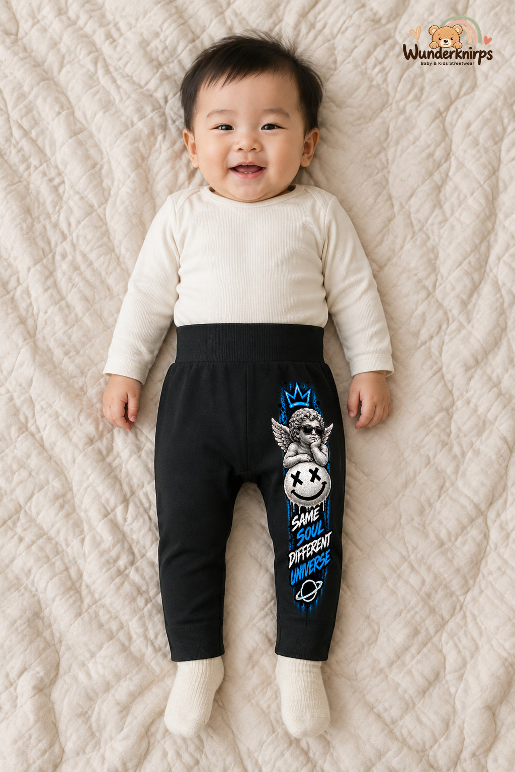 Engel Streetstyle – Same soul different universe – Babyhose für Jungen: Schwarz mit Engel-Druck am Hosenbein – Wunderknirps.