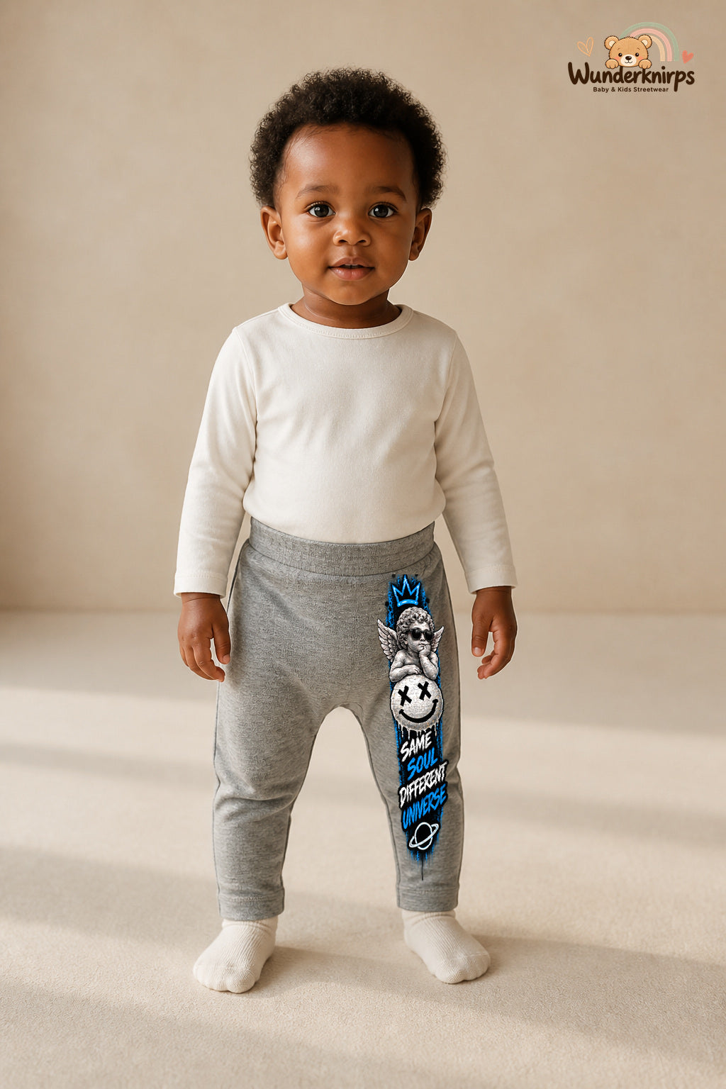 Kleine Weltentdeckerin: Same soul different universe – Babyhose für Mädchen: Grau meliert mit Engel-Druck am Hosenbein – Wunderknirps.