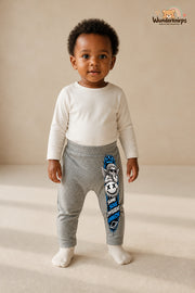 Kleine Weltentdeckerin: Same soul different universe – Babyhose für Mädchen: Grau meliert mit Engel-Druck am Hosenbein – Wunderknirps.