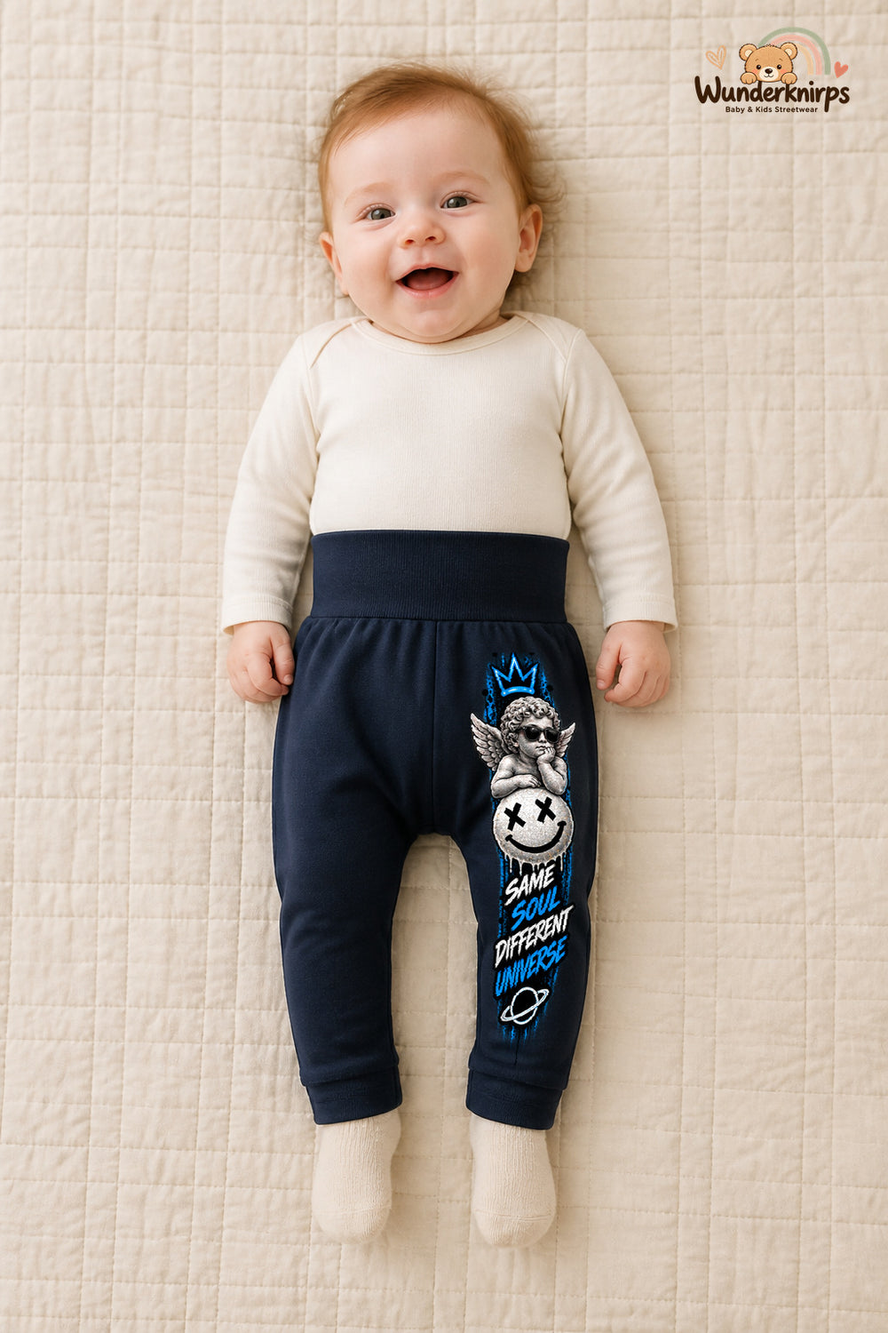 Kleine Weltentdeckerin: Same soul different universe – Babyhose für Mädchen: Navy mit Engel-Druck am Hosenbein – Wunderknirps.