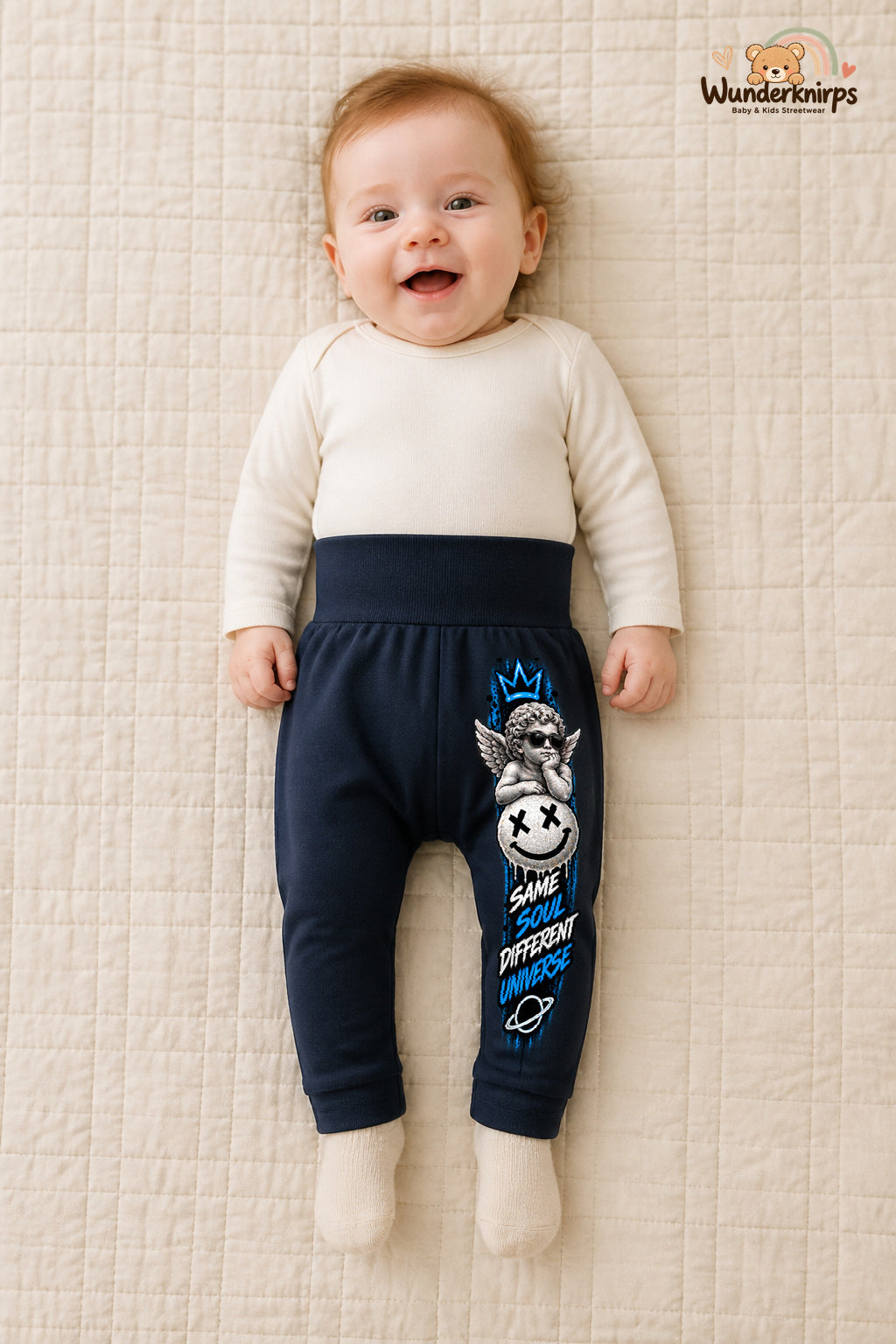 Kleine Weltentdeckerin: Same soul different universe – Babyhose für Mädchen: Navy mit Engel-Druck am Hosenbein – Wunderknirps.