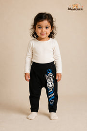 Kleine Weltentdeckerin: Same soul different universe – Babyhose für Mädchen: Schwarz mit Engel-Druck am Hosenbein – Wunderknirps.