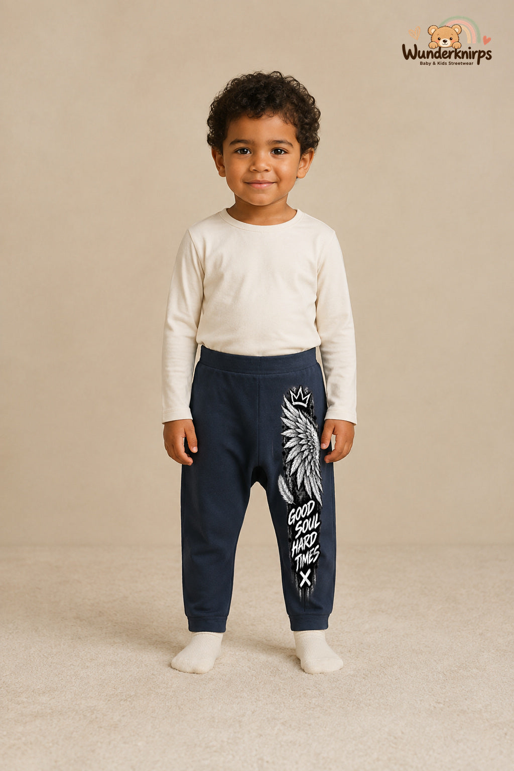 Good soul hard times – Babyhose mit dem Motiv Engelsflügel – für Jungen: Navy mit Engelsflügel-Druck am Hosenbein – Wunderknirps.