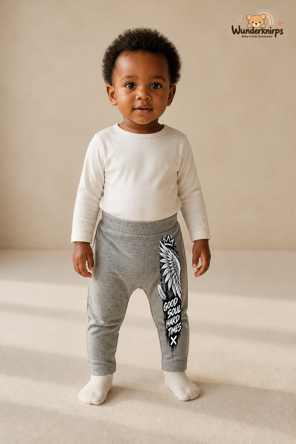 Engelsflügel Lieblingslook – Good soul hard times – Babyhose für Mädchen: Grau meliert mit Engelsflügel-Druck am Hosenbein – Wunderknirps.