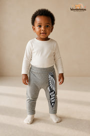 Engelsflügel Lieblingslook – Good soul hard times – Babyhose für Mädchen: Grau meliert mit Engelsflügel-Druck am Hosenbein – Wunderknirps.