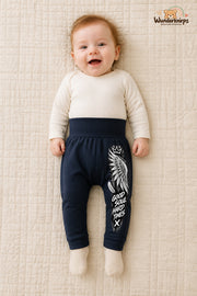 Engelsflügel Lieblingslook – Good soul hard times – Babyhose für Mädchen: Navy mit Engelsflügel-Druck am Hosenbein – Wunderknirps.