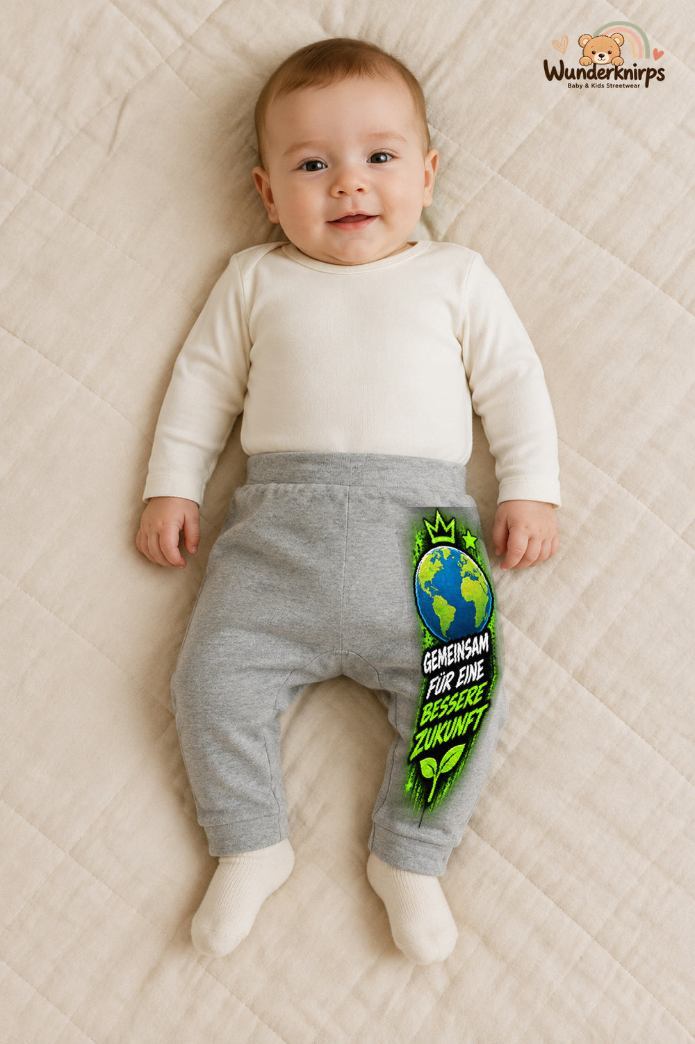 Gemeinsam für eine bessere zukunft: Weltkugel für kleine Entdecker – Babyhose für Jungen: Grau meliert mit Weltkugel-Druck am Hosenbein – Wunderknirps.