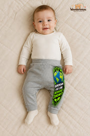 Gemeinsam für eine bessere zukunft: Weltkugel für kleine Entdecker – Babyhose für Jungen: Grau meliert mit Weltkugel-Druck am Hosenbein – Wunderknirps.