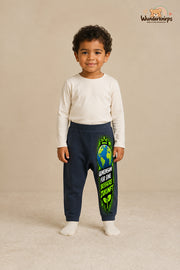 Gemeinsam für eine bessere zukunft: Weltkugel für kleine Entdecker – Babyhose für Jungen: Navy mit Weltkugel-Druck am Hosenbein – Wunderknirps.