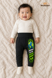 Gemeinsam für eine bessere zukunft: Weltkugel für kleine Entdecker – Babyhose für Jungen: Schwarz mit Weltkugel-Druck am Hosenbein – Wunderknirps.