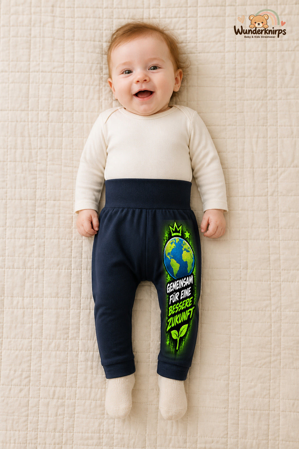 Gemeinsam für eine bessere zukunft – Weltkugel mit Persönlichkeit – Babyhose für Mädchen: Navy mit Weltkugel-Druck am Hosenbein – Wunderknirps.