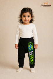 Gemeinsam für eine bessere zukunft – Weltkugel mit Persönlichkeit – Babyhose für Mädchen: Schwarz mit Weltkugel-Druck am Hosenbein – Wunderknirps.