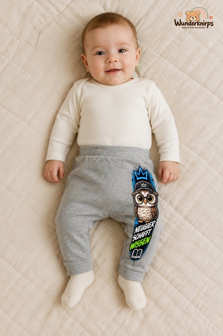 Neugier schafft wissen – Babyhose mit dem Motiv Eule – für Jungen: Grau meliert mit Eule-Druck am Hosenbein – Wunderknirps.