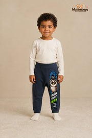 Neugier schafft wissen – Babyhose mit dem Motiv Eule – für Jungen: Navy mit Eule-Druck am Hosenbein – Wunderknirps.