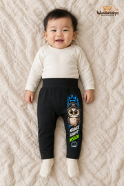 Neugier schafft wissen – Babyhose mit dem Motiv Eule – für Jungen: Schwarz mit Eule-Druck am Hosenbein – Wunderknirps.